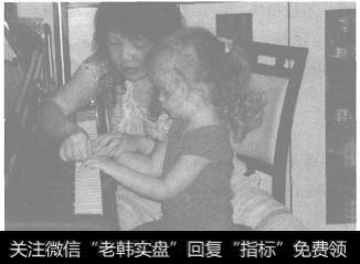 乐乐在中国老师的指导下学钢琴