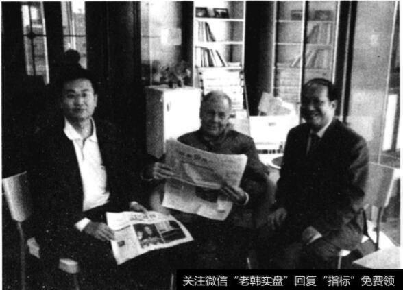左—为本书作者，右—为著名财经评论员袁元。
