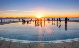 新能源泰斗再次出山 <em>协鑫集成</em>9亿入股兄弟公司