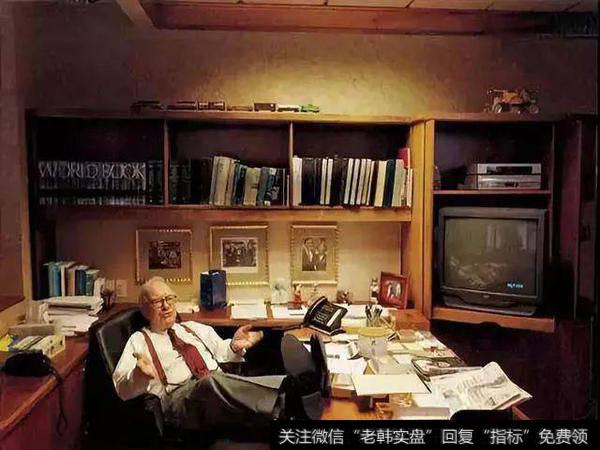 正在办公的巴菲特