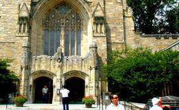 罗杰斯用自己的大学业余时间做了什么？一