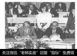 图4-3 法国外长迪马和总理贝雷戈瓦签署《马斯特里赫特条约》（1992年）