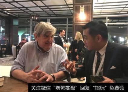 亚洲价值资本董事长黄谷涵(右)与哥伦比亚商学院金融教授Bruce Greenwald(左)交流